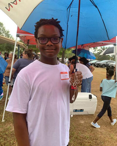 Estudiante con paraguas