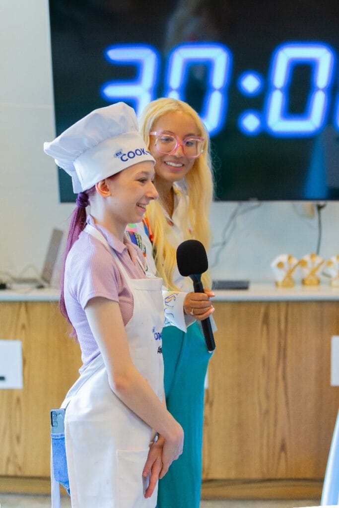 Alivia hablando con un micrófono