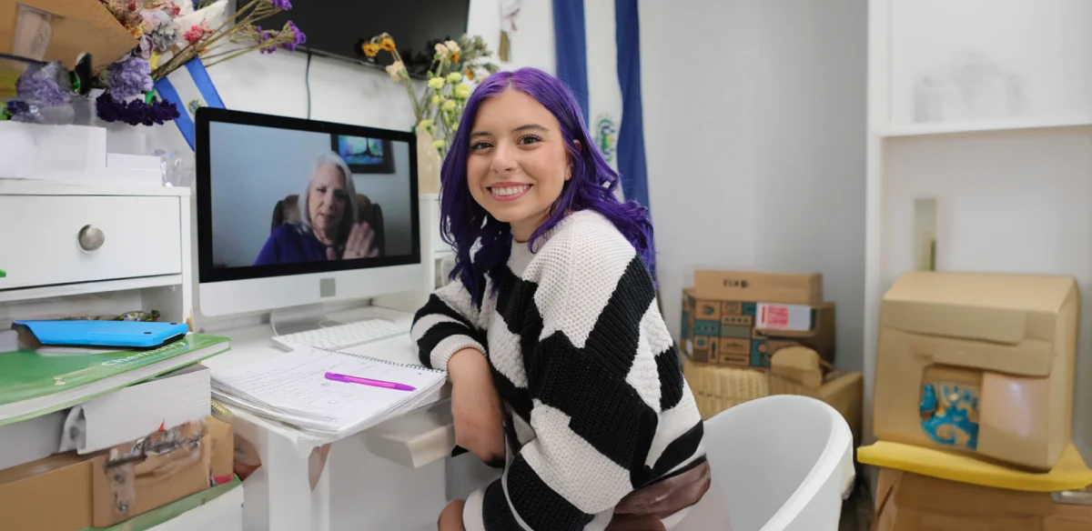 Estudiante que asiste a una clase en línea con un jersey de rayas