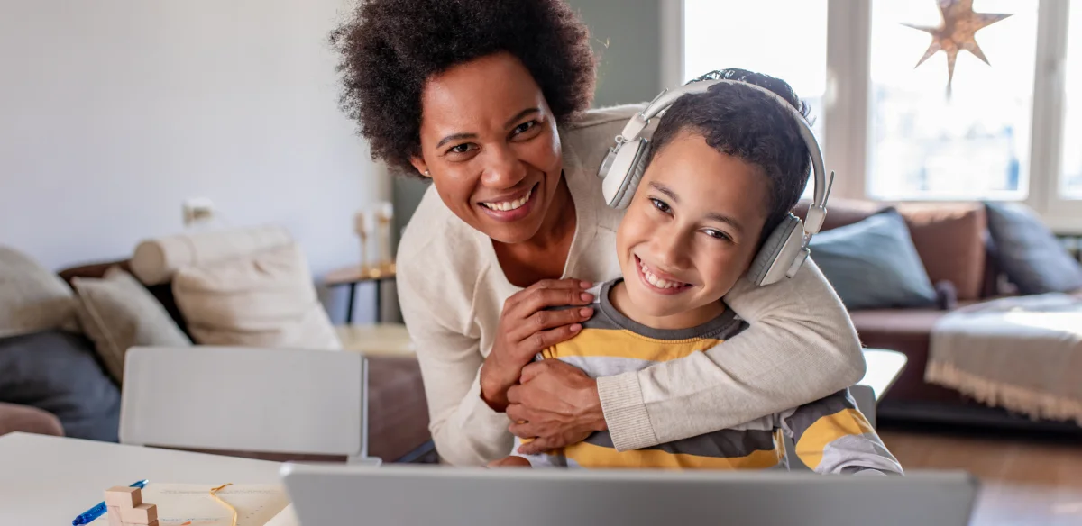 Madre e hijo sonriendo a la cámara