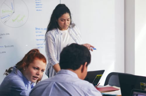 Estudiantes de secundaria trabajando juntos