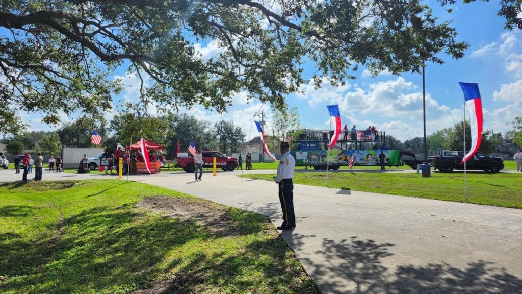fotos de estudiantes y familiares que asistieron a un acto de agradecimiento a los militares