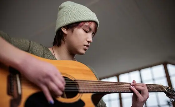 niño tocando la guitarra