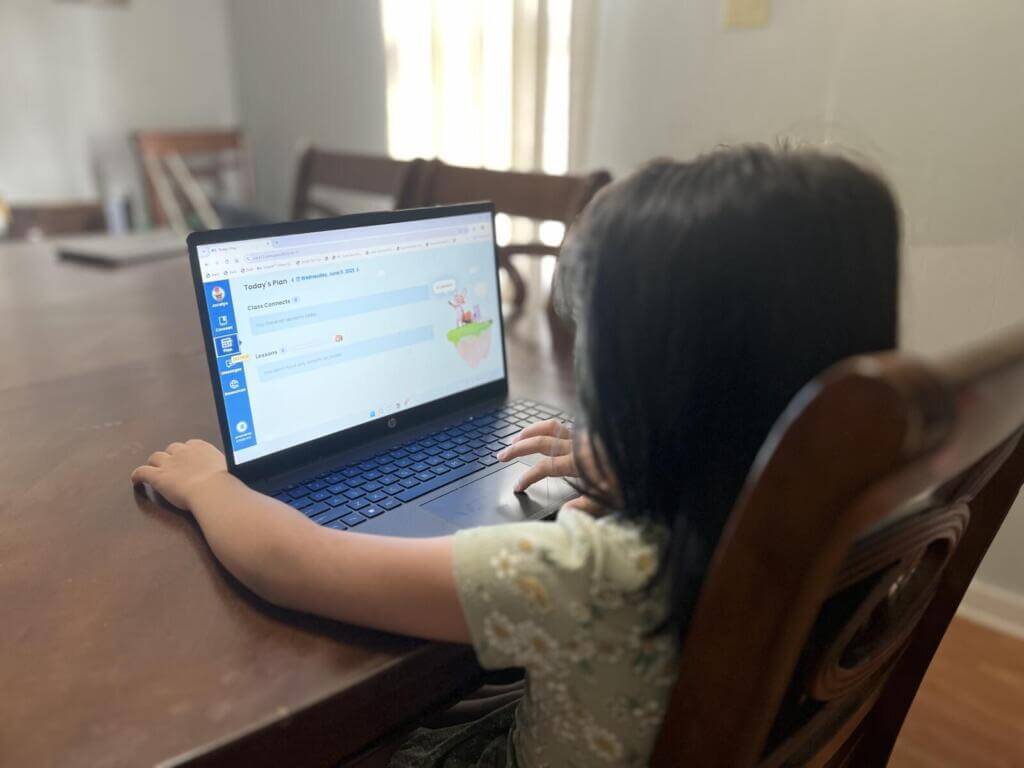 una de las hermanas trabajando