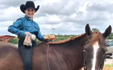estudiante con caballo