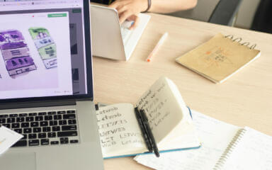 Un cuaderno con notas.
