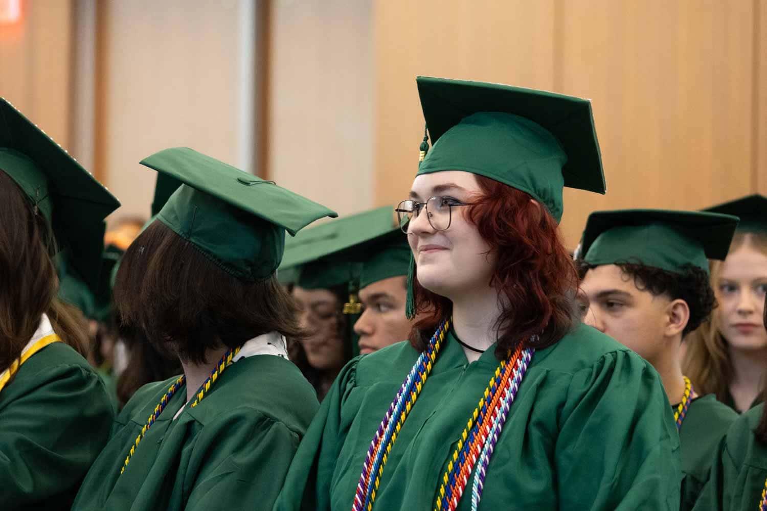 chica sonriendo en la graduación