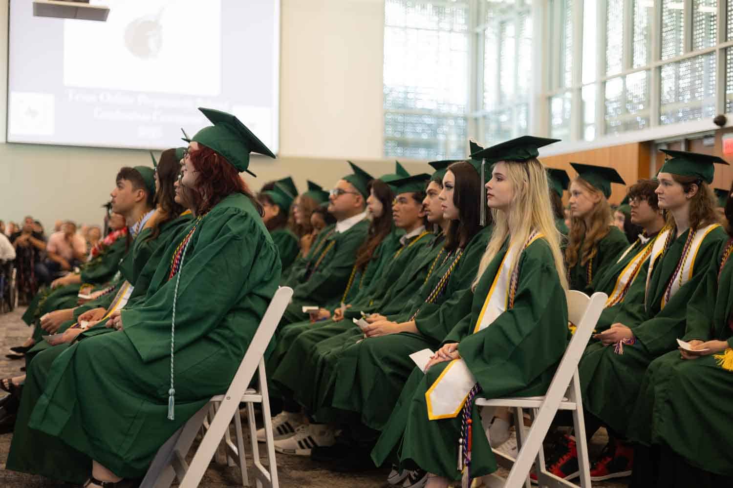 estudiantes en la graduación