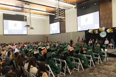 estudiantes en la graduación