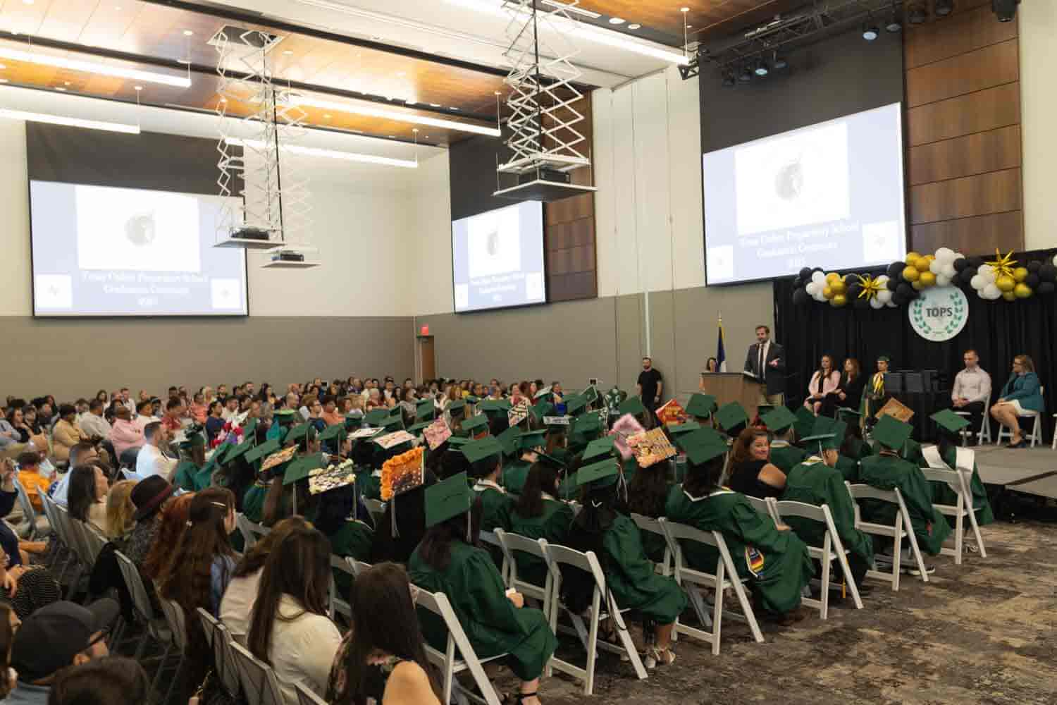 estudiantes en la graduación