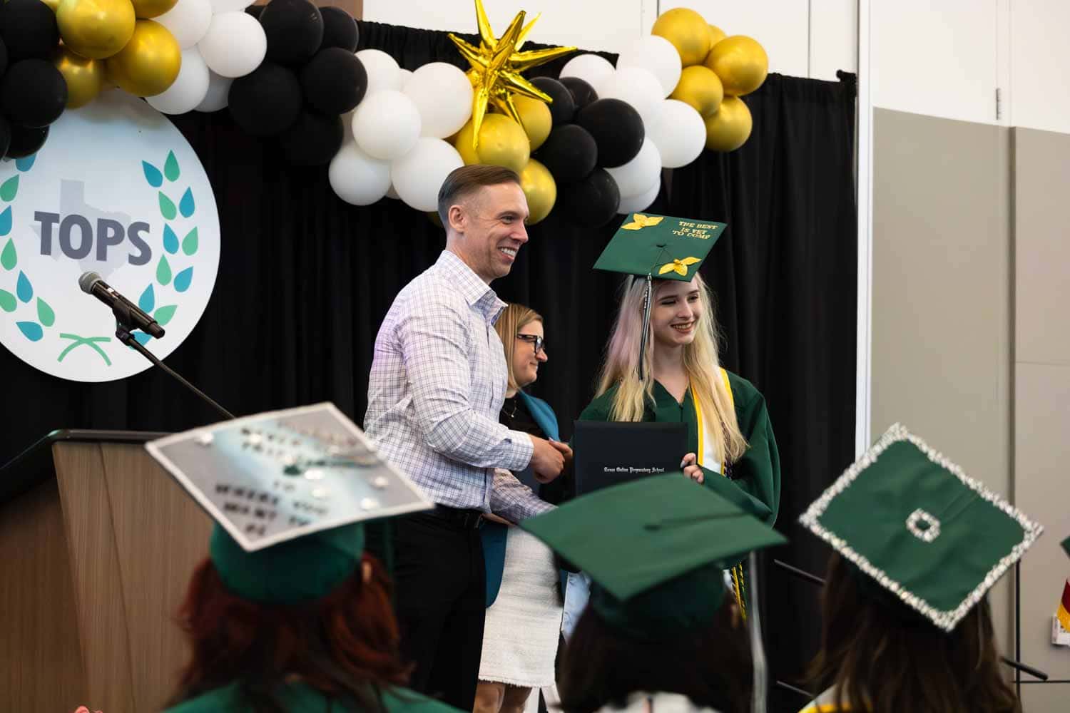 estudiante que recibe el diploma