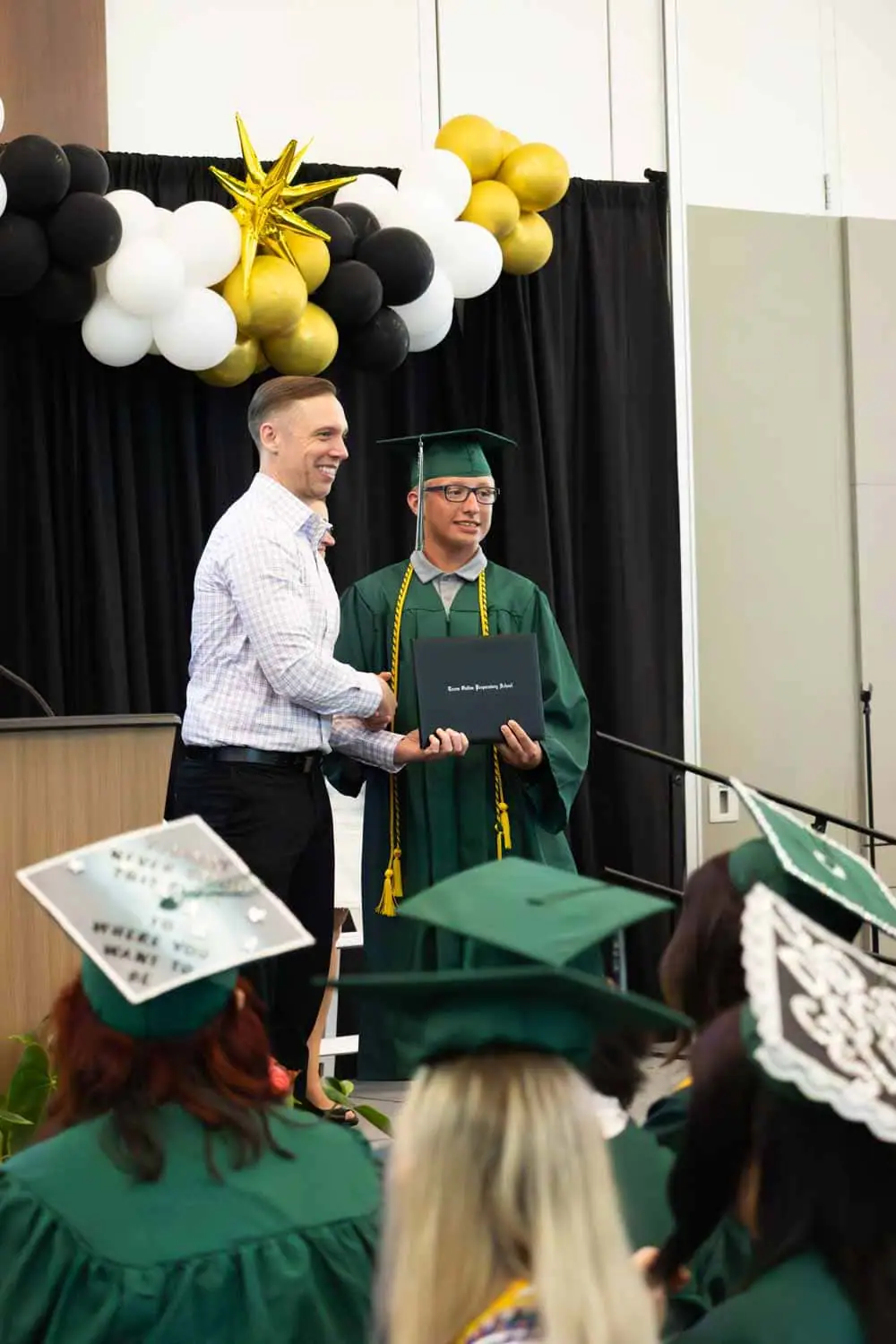 chico recibiendo diploma