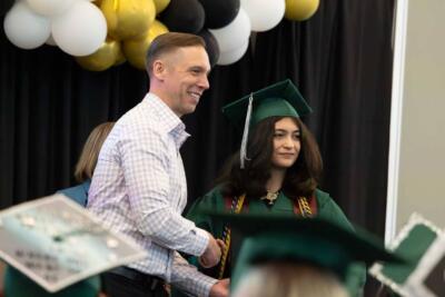 profesor con alumno en la graduación