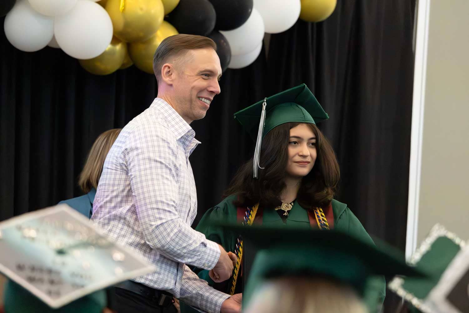 profesor con alumno en la graduación