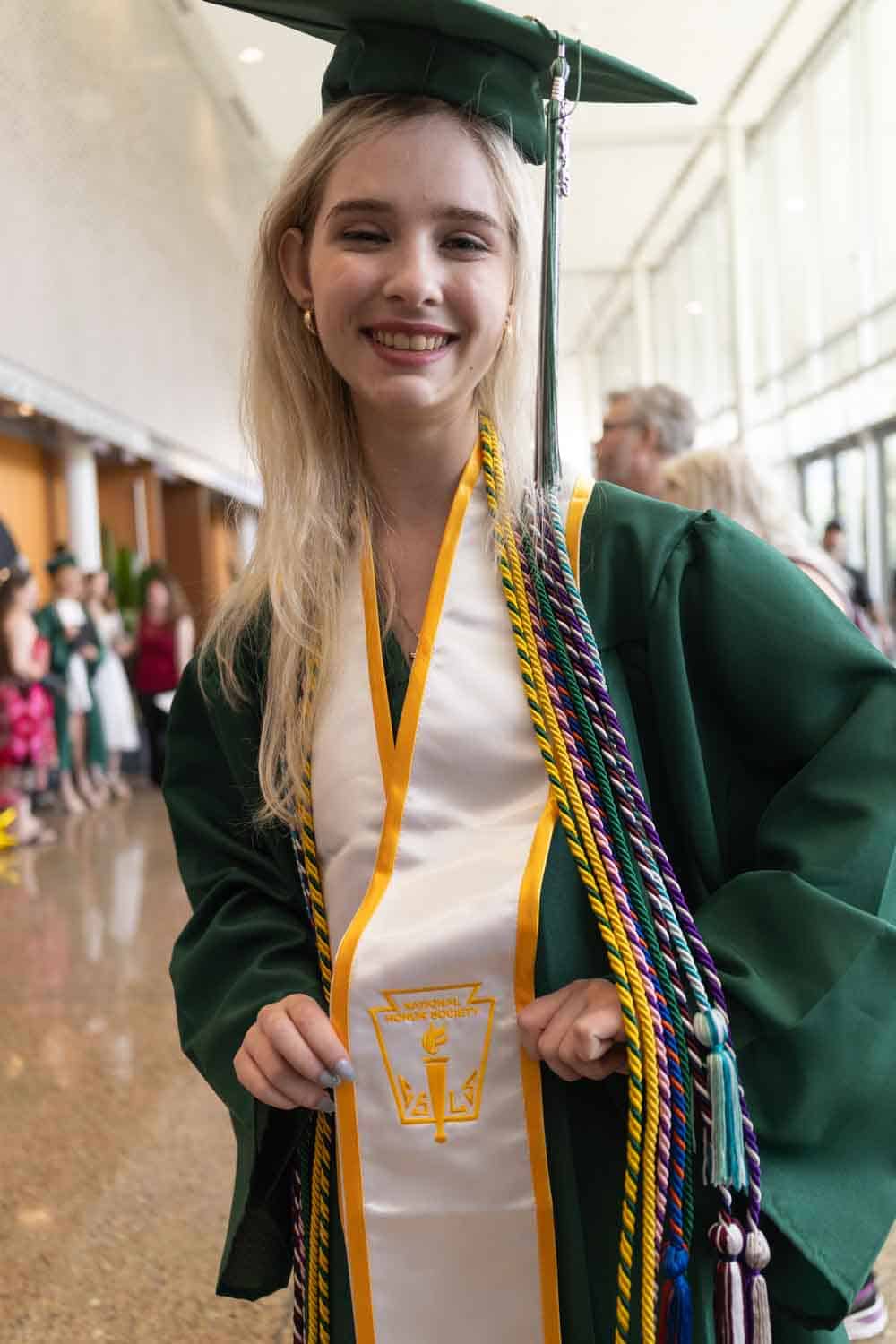 estudiante feliz en la graduación