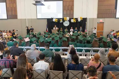 estudiantes en la graduación