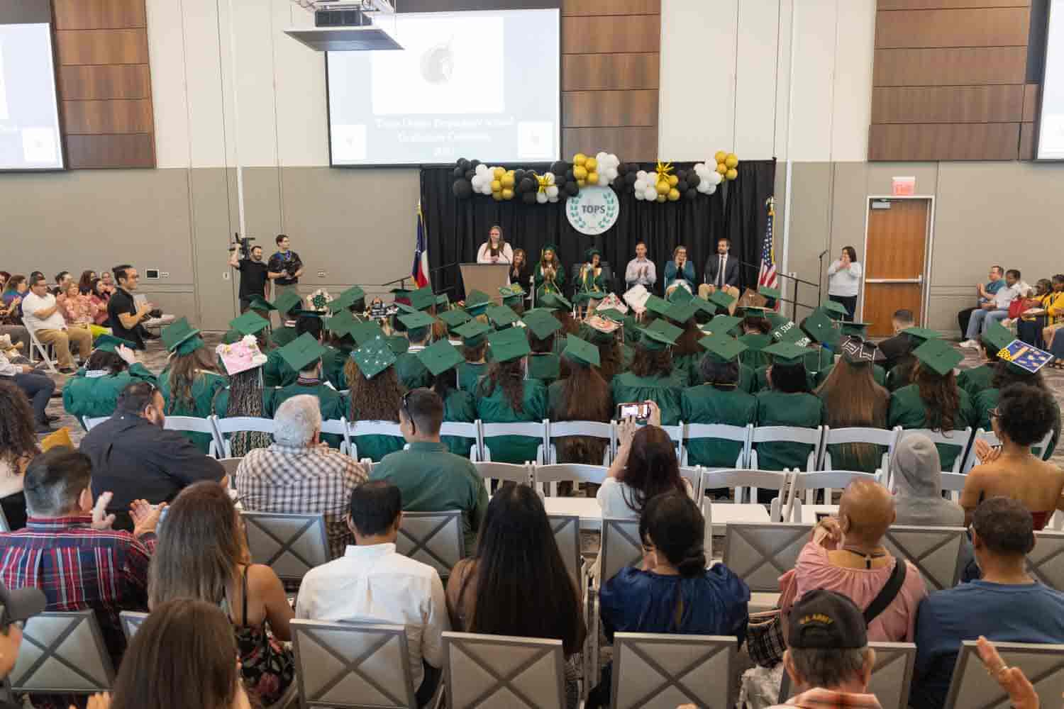 estudiantes en la graduación