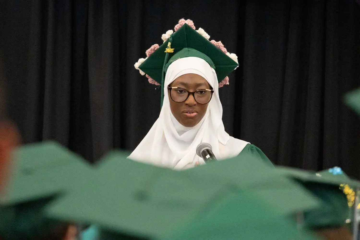 chica oradora en la graduación