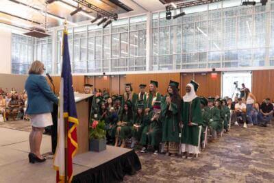 estudiantes felices en la graduación