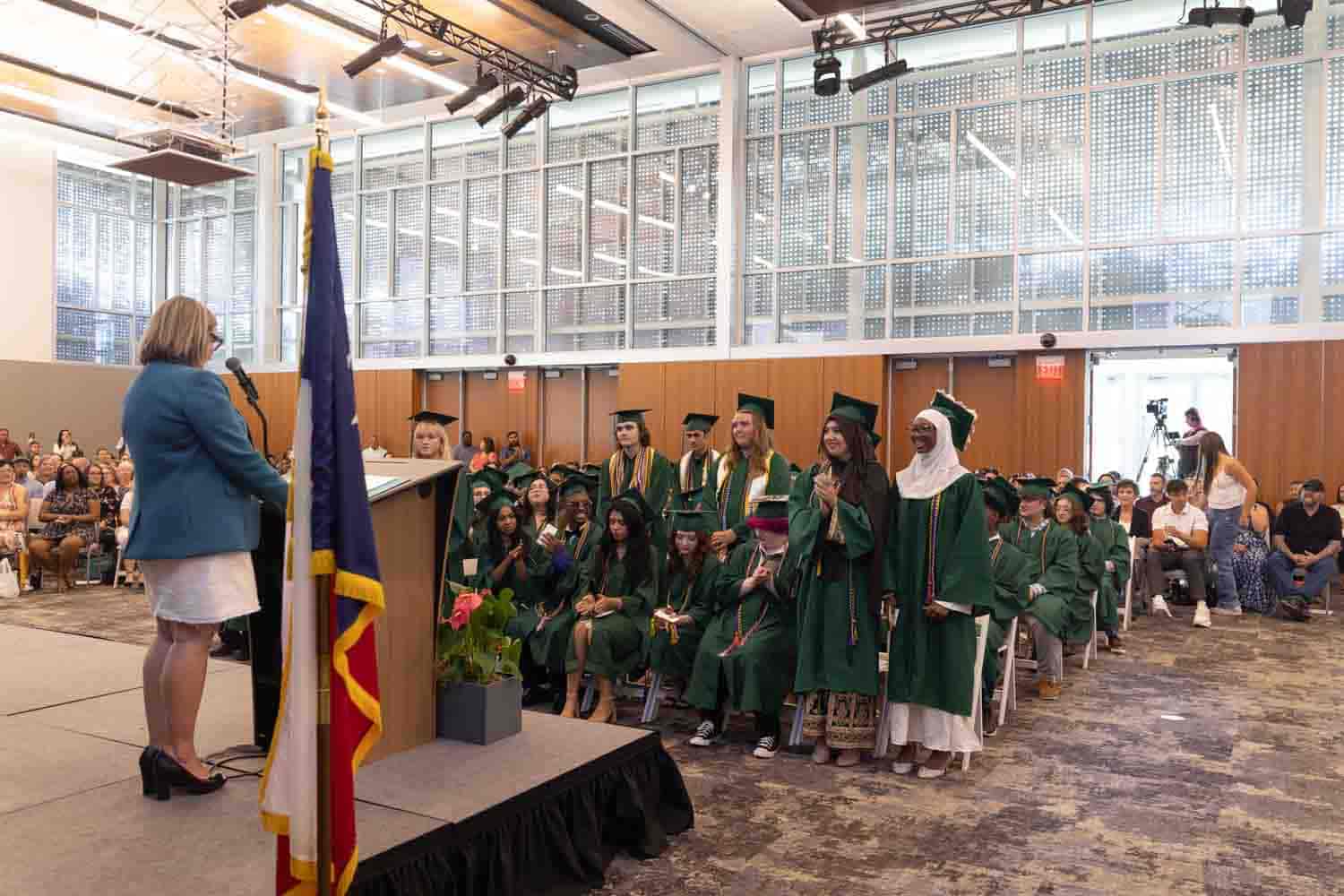 estudiantes felices en la graduación