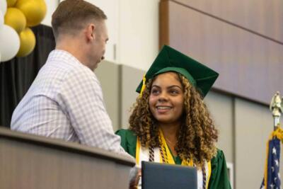 chica recibiendo un diploma