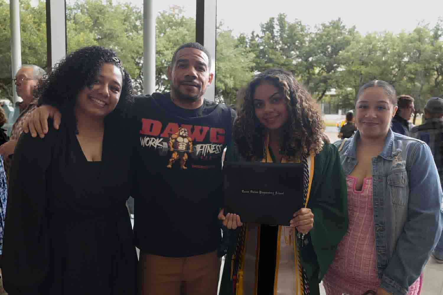 estudiantes y familias sonrientes