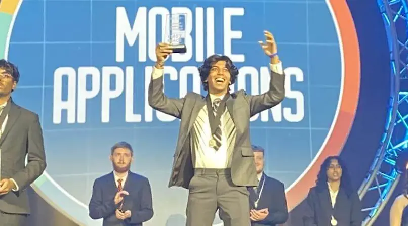 Sachchit Balamurugan gana el concurso de aplicaciones móviles en la Conferencia Nacional de Liderazgo de 2025 Business Professionals of America en Orlando, Florida. [Foto de Sachchit Balamurugan].