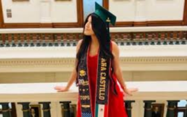 Foto de graduación de chica de pie