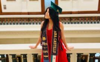 Foto de graduación de chica de pie