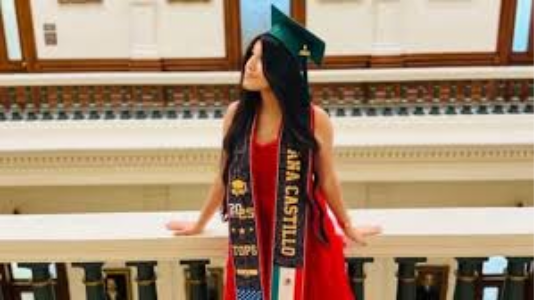 Foto de graduación de chica de pie