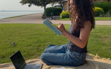 Estudiante leyendo en el parque