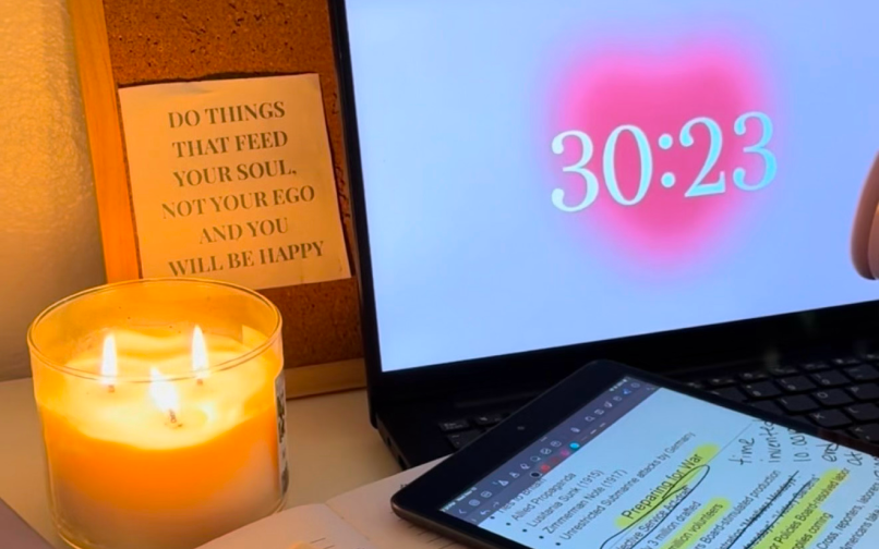 vela en el espacio de estudio