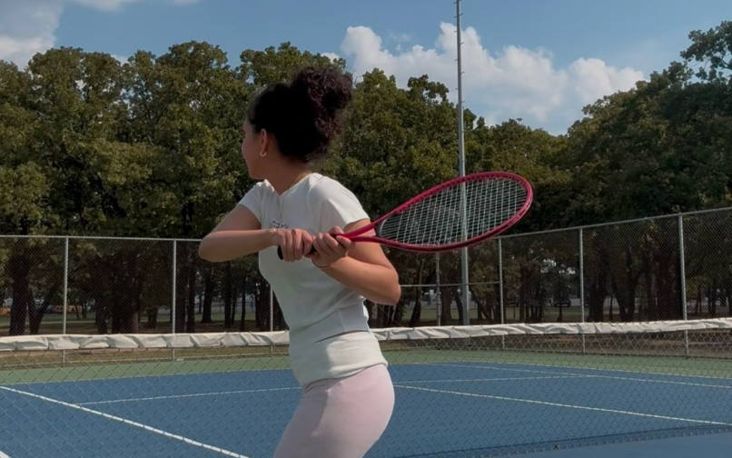 Estudiante jugando al tenis