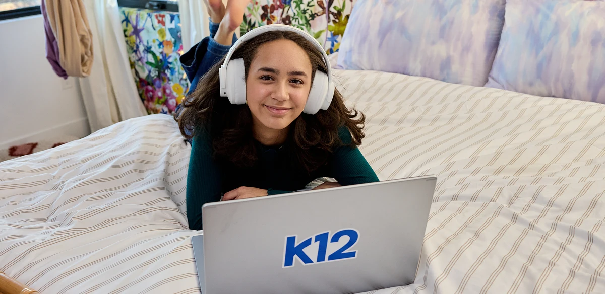 chica estudiando con auriculares