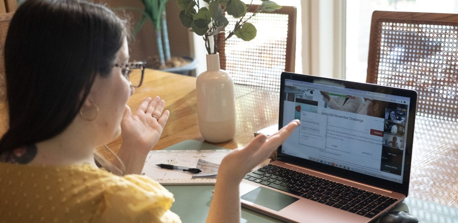 chica en una reunión virtual