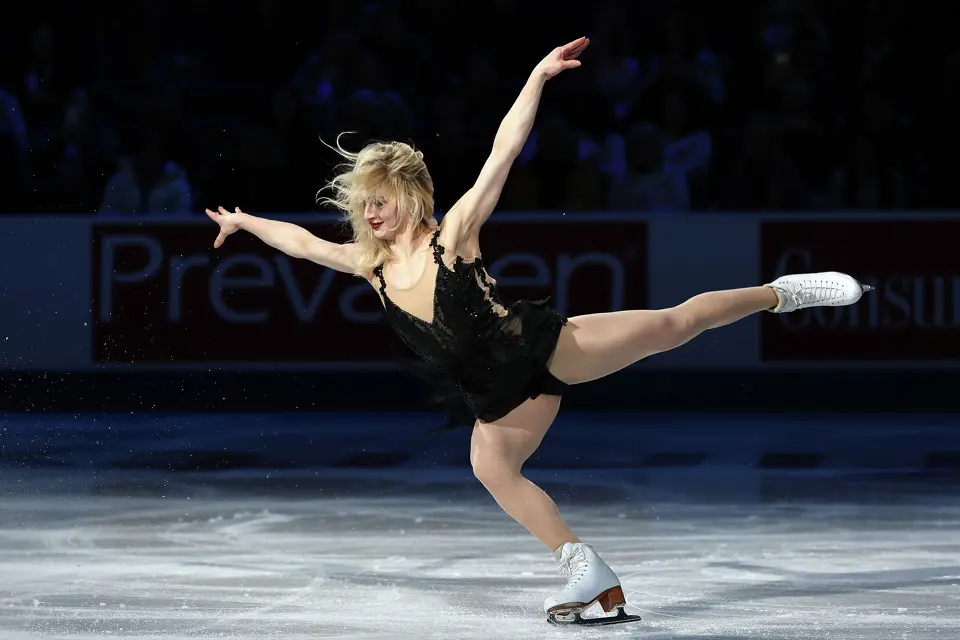 Niña patinando sobre hielo